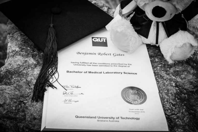 bens-graduation-gates-family-bw-21